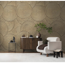 Obývací pokoj s dekorativní kruhovou nástěnnou tapetou, křeslem a dřevěnou komodou.