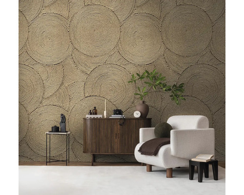 Obývací pokoj s dekorativní kruhovou nástěnnou tapetou, křeslem a dřevěnou komodou.