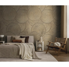 Ložnice s postelí, židlí a nástěnnou tapetou s kruhovým vzorem