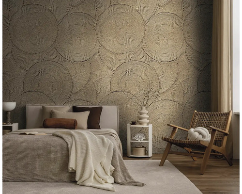 Ložnice s postelí, židlí a nástěnnou tapetou s kruhovým vzorem