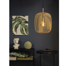 Dekorativní obývací pokoj s dřevěným závěsným svítidlem, policí s dekoracemi a malým stolkem.