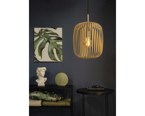 Dekorativní obývací pokoj s dřevěným závěsným svítidlem, policí s dekoracemi a malým stolkem.