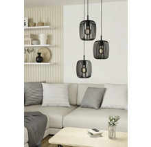 Scéna se třemi černými závěsnými světly nad pohovkou v obývacím pokoji