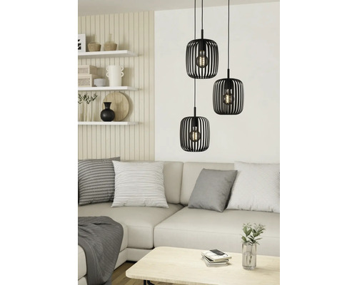 Scéna se třemi černými závěsnými světly nad pohovkou v obývacím pokoji