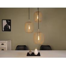 Scéna se třemi dřevěnými závěsnými svítidly nad jídelním stolem