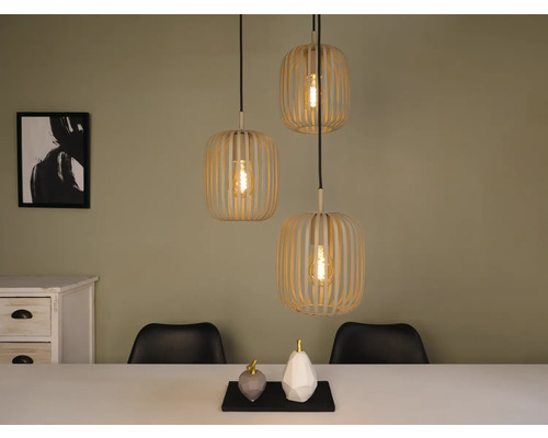 Scéna se třemi dřevěnými závěsnými svítidly nad jídelním stolem