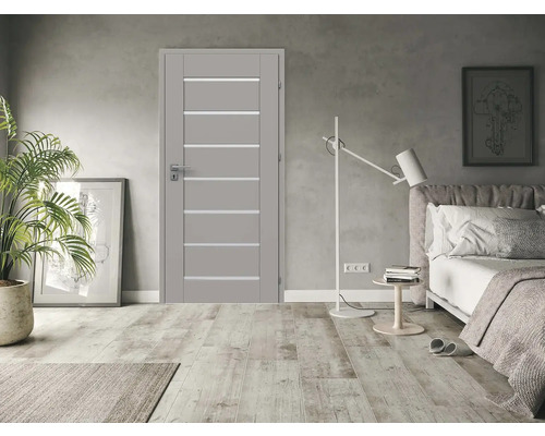 Moderní šedé interiérové dveře s vodorovnými skleněnými výplněmi ve světlé ložnici s dřevěnou podlahou a minimalistickým stylem.