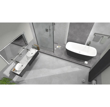 Světlá koupelna s dvojitým umyvadlem, vanou a sprchou