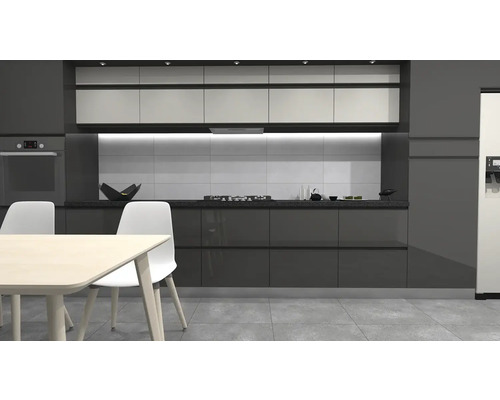 Moderní kuchyně s vestavěnými skříněmi, stolem a židlemi