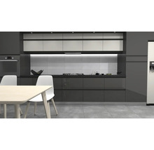 Moderní kuchyně s vestavěnými skříněmi, stolem a židlemi