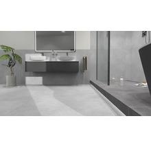 Moderní koupelna s umyvadlem, zrcadlem, sprchou a vanou.