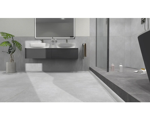 Moderní koupelna s umyvadlem, zrcadlem, sprchou a vanou.