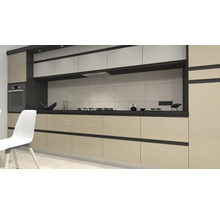 Moderní kuchyně s vestavěnými skříněmi, sporákem a pracovní plochou