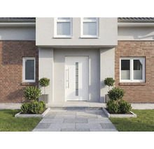 Vstupní prostor domu s vchodovými dveřmi a dlážděnou cestou