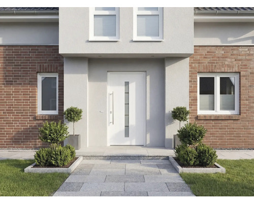 Vstupní prostor domu s vchodovými dveřmi a dlážděnou cestou