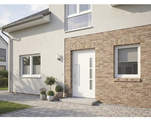 Pohled na dům s bílými vchodovými dveřmi, okny a fasádou s cihlovými prvky