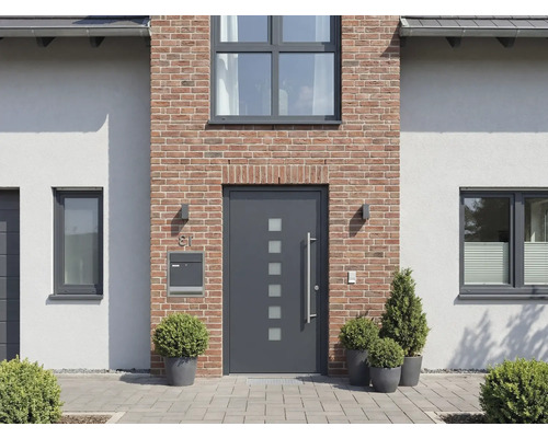 Fasáda domu s vchodovými dveřmi, okny, poštovní schránkou a venkovním osvětlením