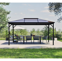 Pavilon s jídelním stolem a židlemi na zahradě.