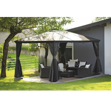 Zahradní scéna s altánem, sedací soupravou a dekorací na trávníku.