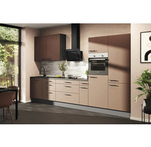 Moderní kuchyně s vestavěnou troubou, digestoří, dřezem a pracovní deskou