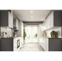 Světlá kuchyně s vestavěnými skříněmi, spotřebiči a pracovními deskami