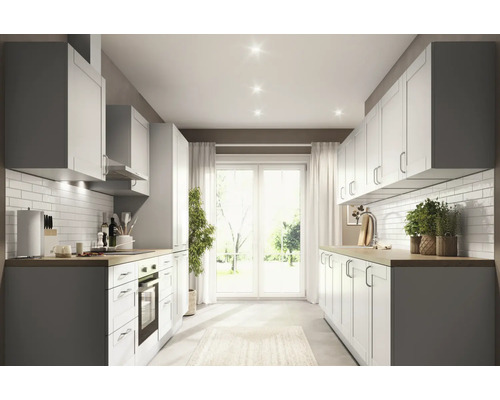 Světlá kuchyně s vestavěnými skříněmi, spotřebiči a pracovními deskami