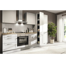 Světlá kuchyně s bílými skříněmi, digestoří a policemi.