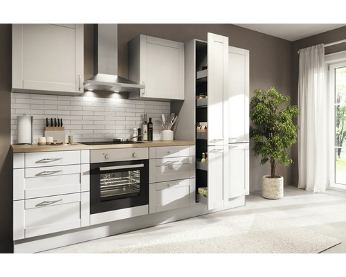 Světlá kuchyně s bílými skříněmi, digestoří a policemi.