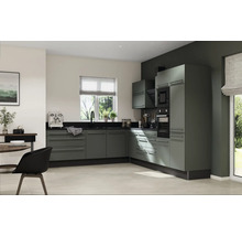 Moderní kuchyně se šedými skříňkami, černou pracovní deskou a nerezovými úchyty.