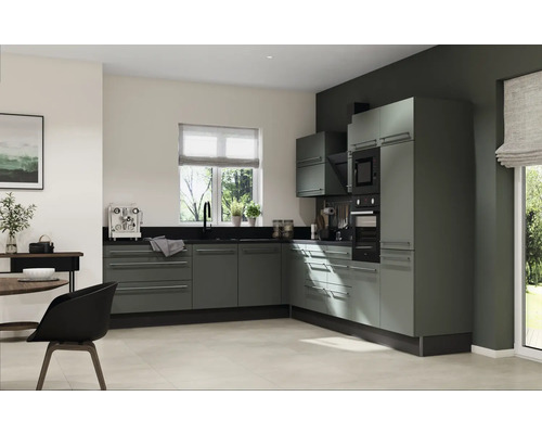 Moderní kuchyně se šedými skříňkami, černou pracovní deskou a nerezovými úchyty.