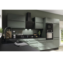 Moderní kuchyně s kuchyňskými skříňkami, digestoří, mikrovlnnou troubou a troubou.