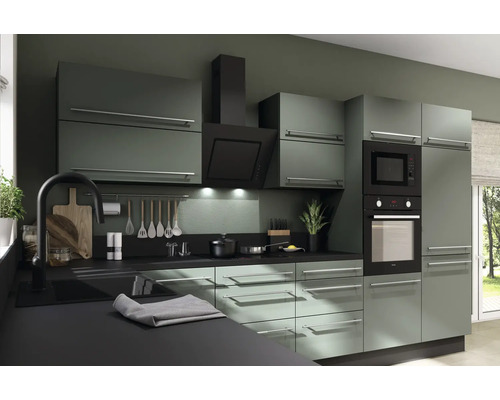 Moderní kuchyně s kuchyňskými skříňkami, digestoří, mikrovlnnou troubou a troubou.