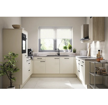 Světlá kuchyně s moderními skříňkami, pracovní deskou, dřezem a oknem