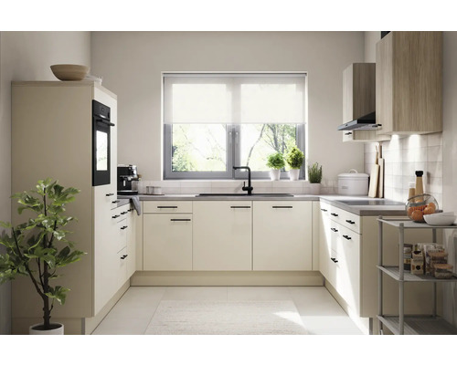 Světlá kuchyně s moderními skříňkami, pracovní deskou, dřezem a oknem