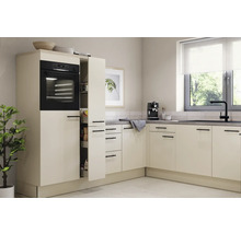 Světlá kuchyně s vestavnou troubou a výsuvnou skříňkou