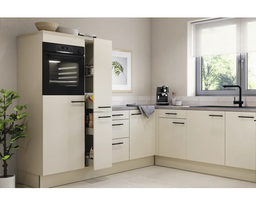 Světlá kuchyně s vestavnou troubou a výsuvnou skříňkou