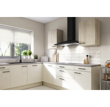 Světlá kuchyně s dřezem, digestoří a závěsnými skříňkami pro uspořádaný prostor.