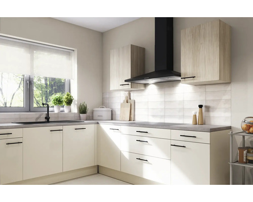 Světlá kuchyně s dřezem, digestoří a závěsnými skříňkami pro uspořádaný prostor.