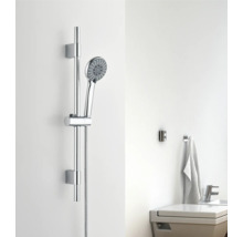 Sprchová tyč s ruční sprchou a umyvadlo v koupelně