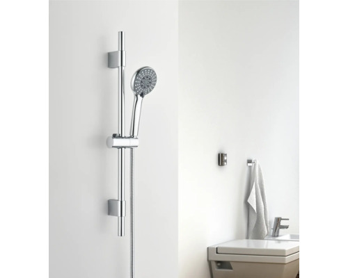 Sprchová tyč s ruční sprchou a umyvadlo v koupelně