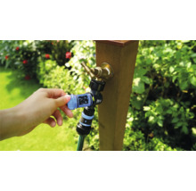 Zahradní hadice s připojením na vodovodní kohoutek je připojena k vodovodnímu kohoutku.