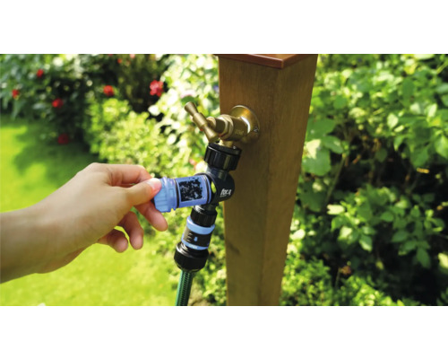 Zahradní hadice s připojením na vodovodní kohoutek je připojena k vodovodnímu kohoutku.