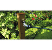 Vodovodní kohoutek s hadicovou přípojkou na zahradě