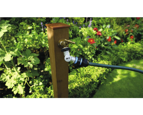 Vodovodní kohoutek s hadicovou přípojkou na zahradě