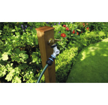 Zahradní scéna s vodovodním kohoutkem, zahradní hadicí a konektorem