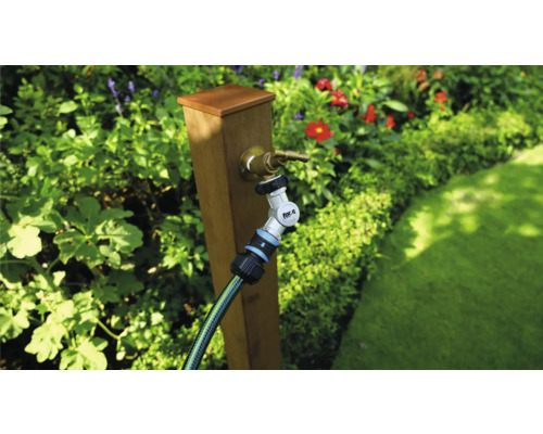 Zahradní scéna s vodovodním kohoutkem, zahradní hadicí a konektorem