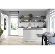 Světlá kuchyně s kuchyňským ostrovem, policemi a jídelním stolem v moderním obytném prostoru.