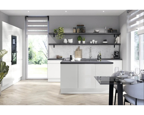 Světlá kuchyně s kuchyňským ostrovem, policemi a jídelním stolem v moderním obytném prostoru.