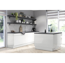 Moderní kuchyně s bílými skříňkami, tmavou pracovní deskou a policemi