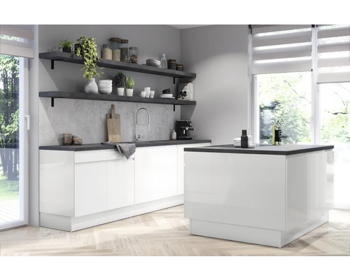 Moderní kuchyně s bílými skříňkami, tmavou pracovní deskou a policemi